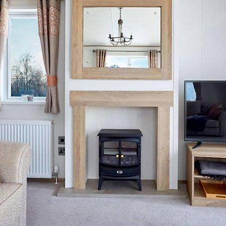Captivating Bluebell Lodge 2-Bed Cotswolds Caravan Cirencester Exterior foto
