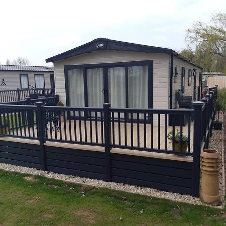 Captivating Bluebell Lodge 2-Bed Cotswolds Caravan Cirencester Exterior foto