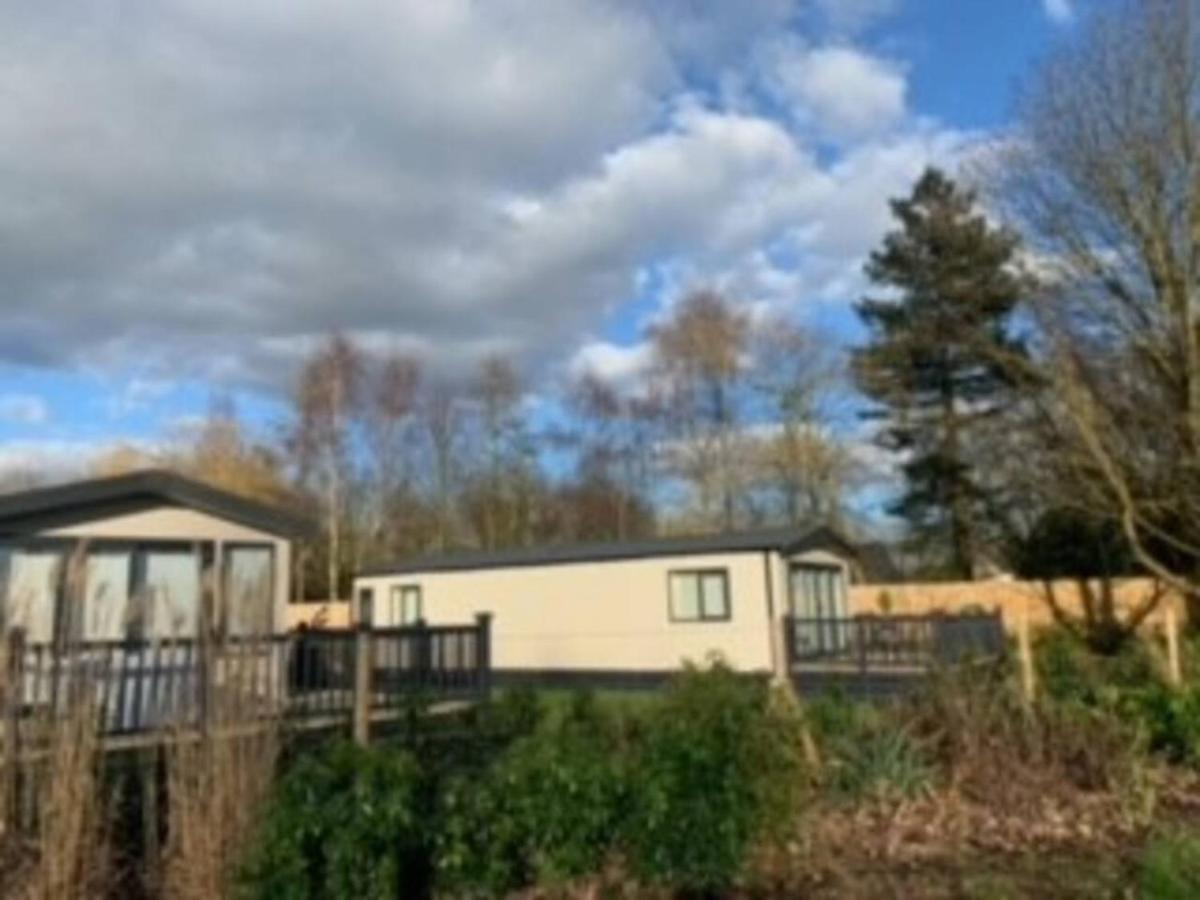 Captivating Bluebell Lodge 2-Bed Cotswolds Caravan Cirencester Exterior foto