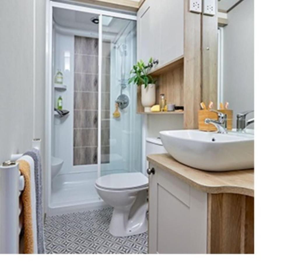 Captivating Bluebell Lodge 2-Bed Cotswolds Caravan Cirencester Exterior foto