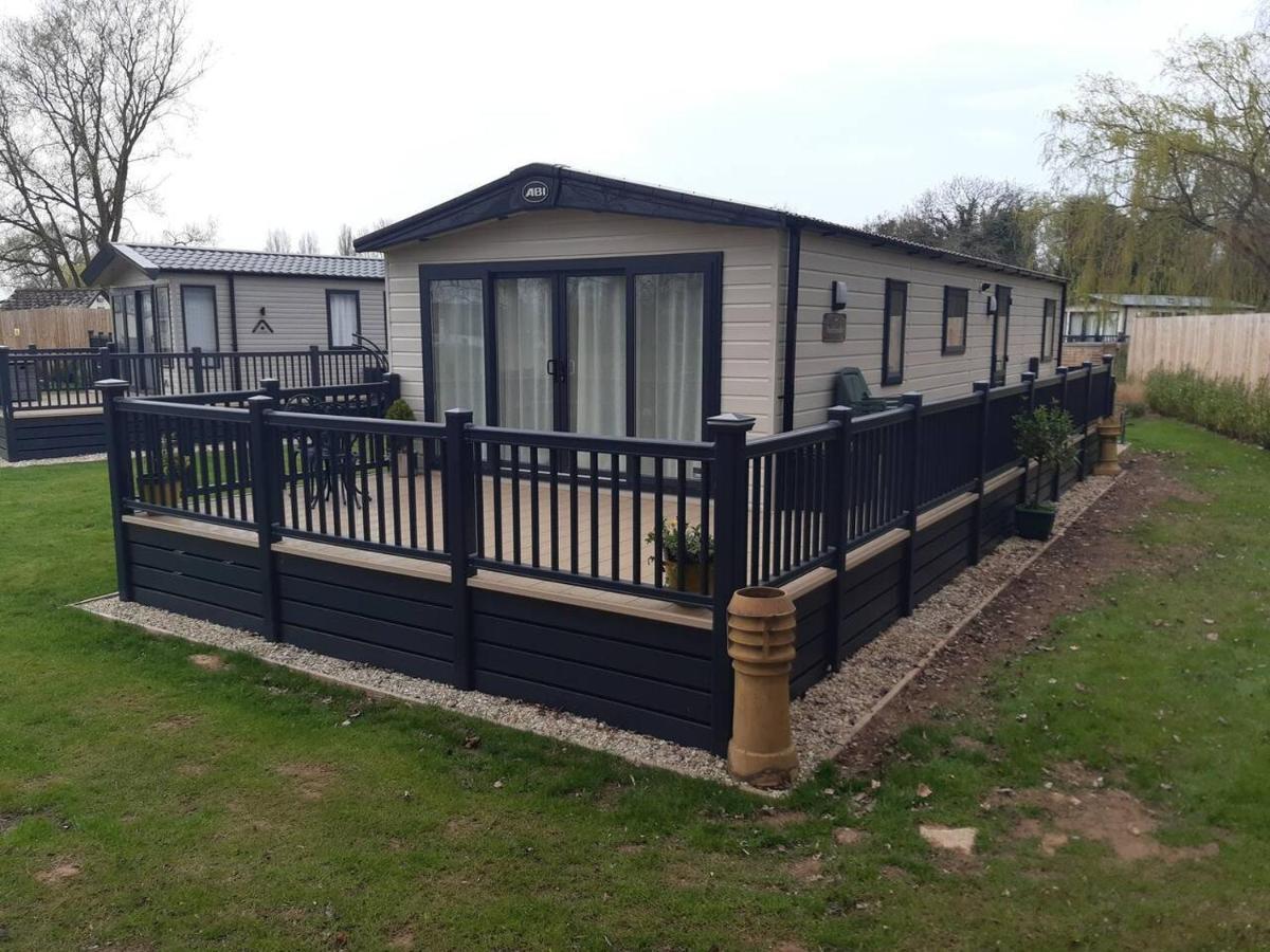Captivating Bluebell Lodge 2-Bed Cotswolds Caravan Cirencester Exterior foto