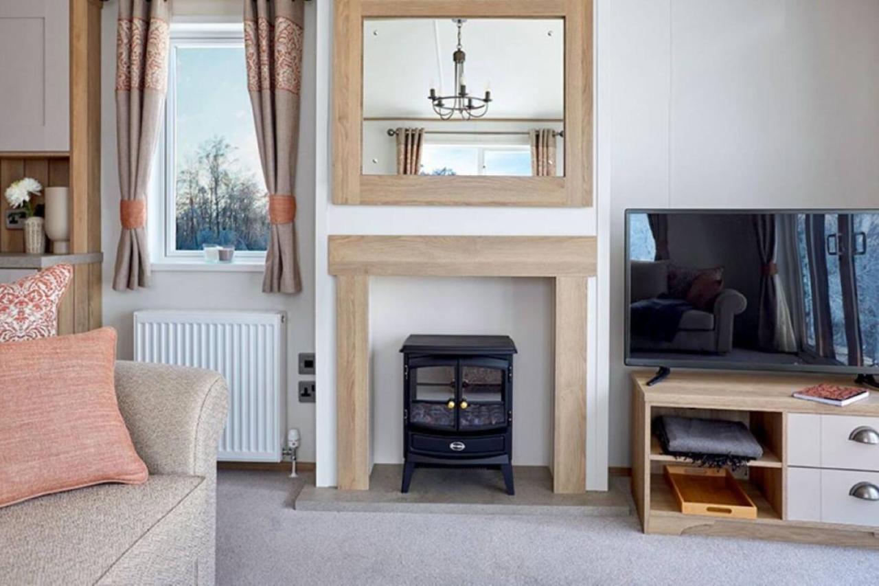 Captivating Bluebell Lodge 2-Bed Cotswolds Caravan Cirencester Exterior foto