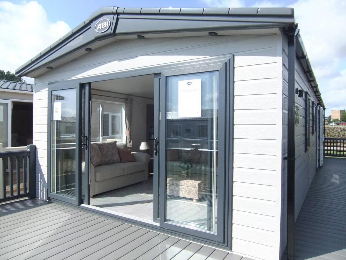 Captivating Bluebell Lodge 2-Bed Cotswolds Caravan Cirencester Exterior foto