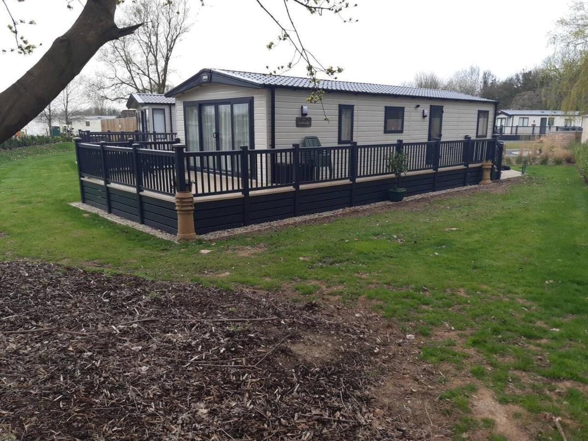 Captivating Bluebell Lodge 2-Bed Cotswolds Caravan Cirencester Exterior foto